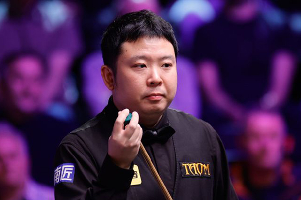 北京时间12月2日凌晨，2025斯诺克英锦赛正赛首轮继续在英国约克进行。一场焦点对决中，中国选手张安达在3-5落后的绝境下连救两个赛点，最终以6-5逆转15号种子加里·威尔逊，惊险闯入16强；1/8决赛他将与同胞赵心童上演“中国德比”。 比赛进程：五度平分，决胜局才见生死 开局互探：威尔逊打出单杆58分先声夺人，张安达随即回敬单杆87分、73分，以2-1反超。 中场胶着：第四局威尔逊多次上手扳平比分；休息归来他又凭借单杆52分、65分、91分，一度5-3拿到赛点。 绝境反击：背水一战的张安达先以83-35挽救一个赛点，第10局再轰单杆77分，5-5把比赛拖入决胜局。 决胜时刻：第11局两人均谨慎防守，威尔逊长台失准留下破绽，张安达上手打出单杆56分，最终以65-15锁定胜局，完成6-5绝杀。 数据盘点 张安达：全场3杆50+（87、73、77），1杆制胜，防守成功率78%。 加里·威尔逊：4杆50+（58、52、65、91），进攻火力略占优，但关键局失误致命。 赛后声音 张安达坦言：“3-5落后时我没想太多，只想把每一杆防守做好。最后能赢下来有些运气，但也证明坚持是有回报的。”谈到下轮与赵心童的“内战”，他希望“两人都能发挥出最好水平，为观众奉献精彩比赛”。 下一轮对阵 张安达 vs 赵心童（16进8，时间待定）。随着这场胜利，本届英锦赛已有斯佳辉、吴宜泽、庞俊旭、<a href=/tiyuxg/dingjunhui/ target=_blank class=infotextkey>丁俊晖</a>、赵心童、张安达共6名中国选手跻身16强，刷新历史最佳战绩。