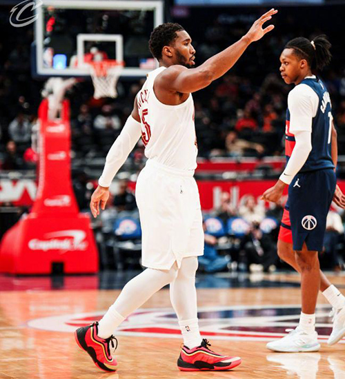 末节狂轰45分逆转!米切尔48分封神 骑士13连胜<a href=/lanqiuxg/wizards/ target=_blank class=infotextkey>奇才</a>